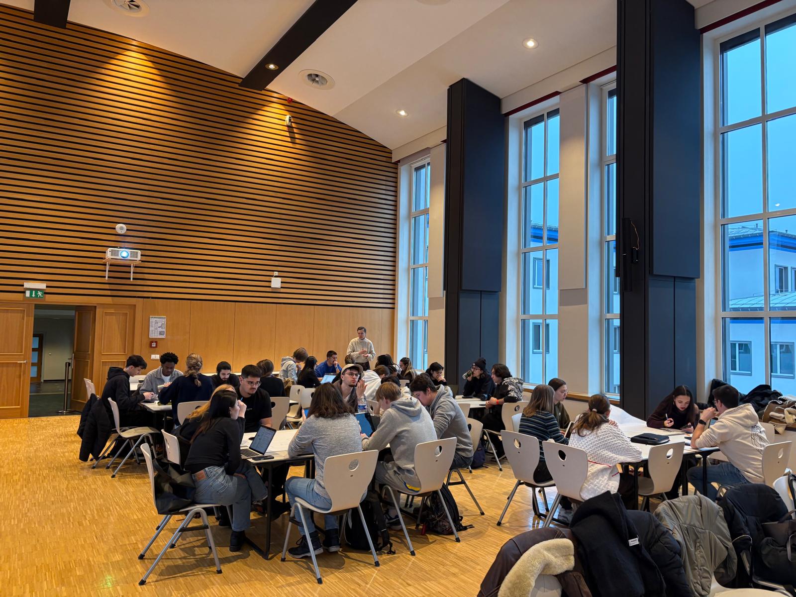 Participants travaillant en groupes pendant une formation